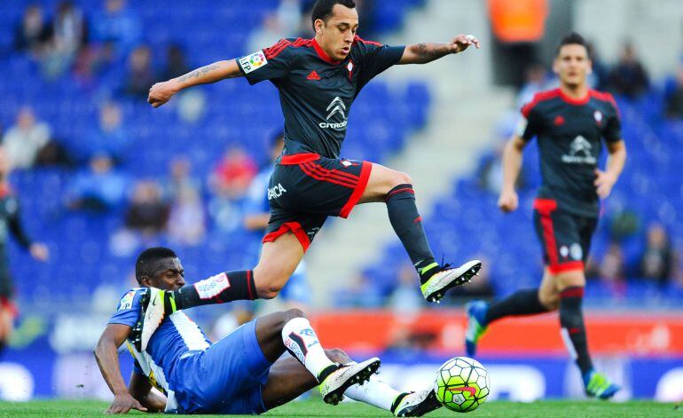 Fabian Orellana disputa un balón con Pape Diop.