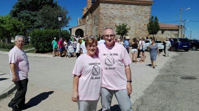 Manifestantes este domingo en la Plaza de Pozuelo de Tábara