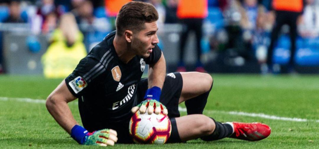 Luca Zidane atrapa uno de los balones en el partido ante el Huesca