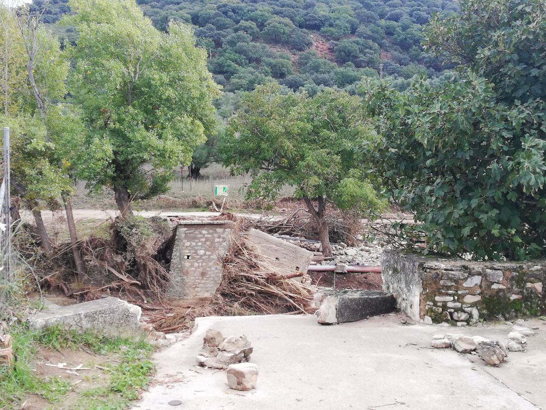 Estado del puente en noviembre de 2018 a consecuencia de la crecida del río Guadiaro en esta zona del término municipal de Benaoján