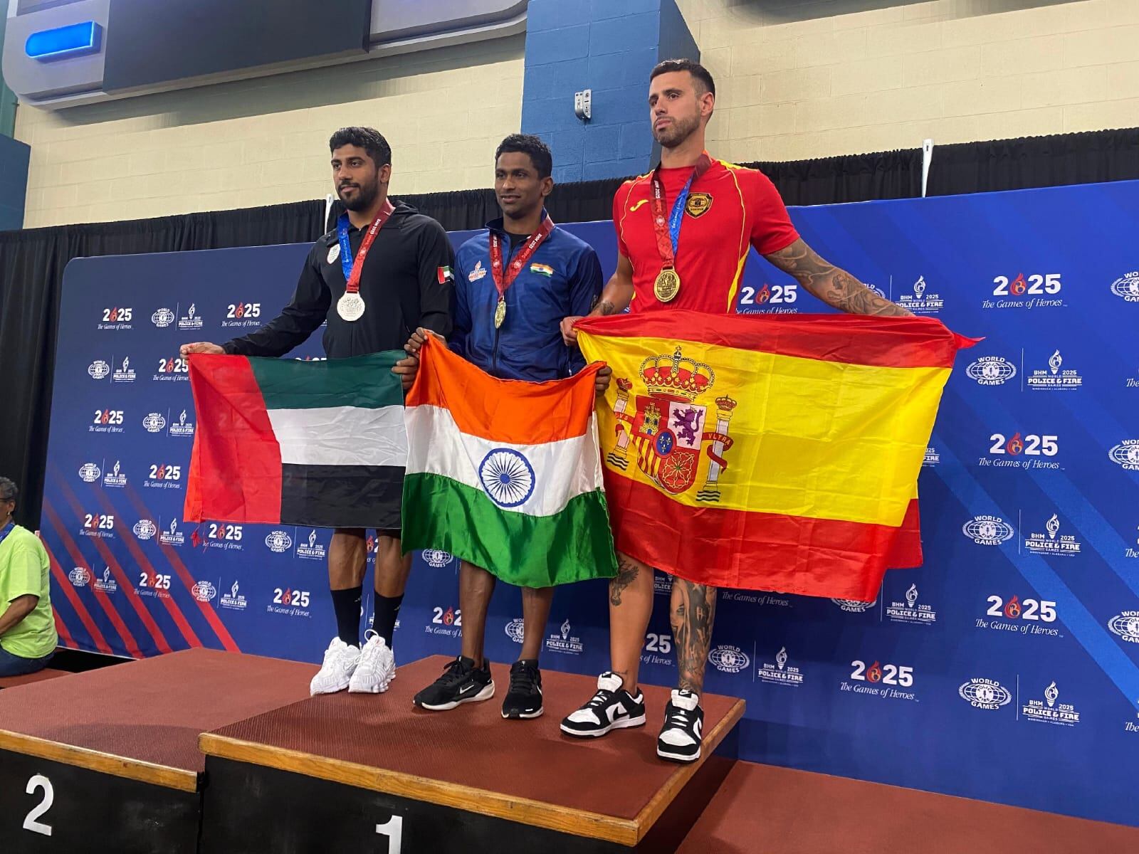 Roberto Veiga al podi dels 200 metres lliures.