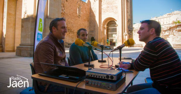 El alcalde de Cazorla, Antonio José Rodríguez, y el presidente de la asociación de turismo sostenible, José Caballero, durante el programa.