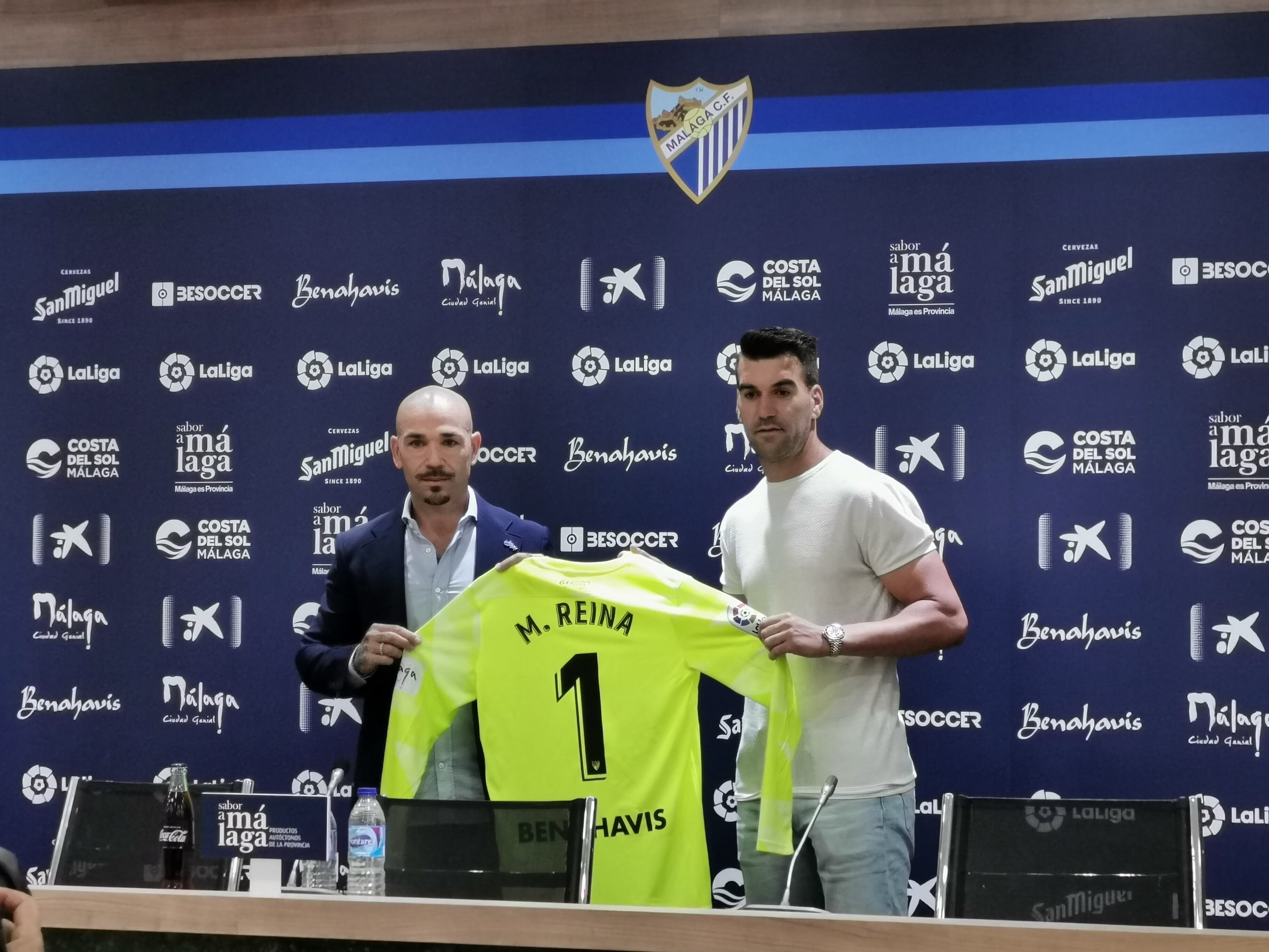 Manolo Gaspar posa junto a Manolo reina en la presentación del nuevo portero blanquiazul
