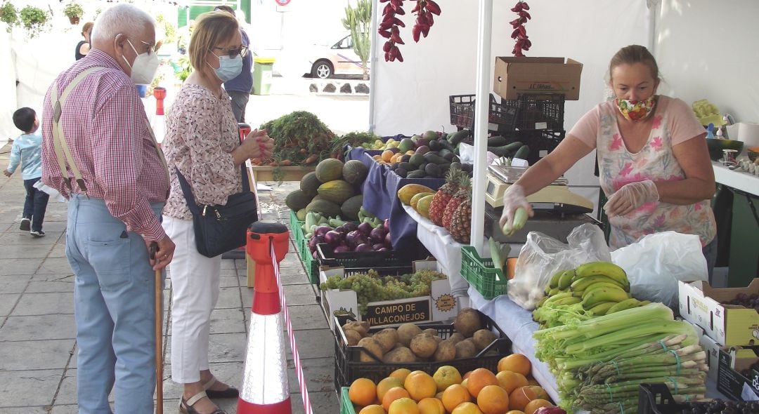 Clientes en el mercado agrícola de Arrecife.