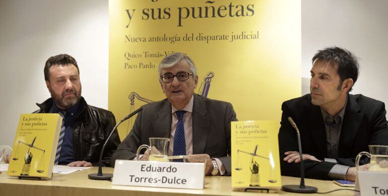 GRA052. MADRID, 11/03/2015.- El ex fiscal general del Estado Eduardo Torres-Dulce (c) ha presentado hoy en Madrid el libro &quot;La justicia y sus puñetas&quot; de los periodistas Paco Pardo (i) y Quico Tomás-Valiente (d). EFE/Ángel Díaz