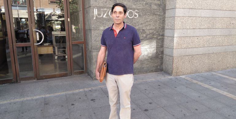 Imagen de Lino Rodríguez a las puertas del Juzgado