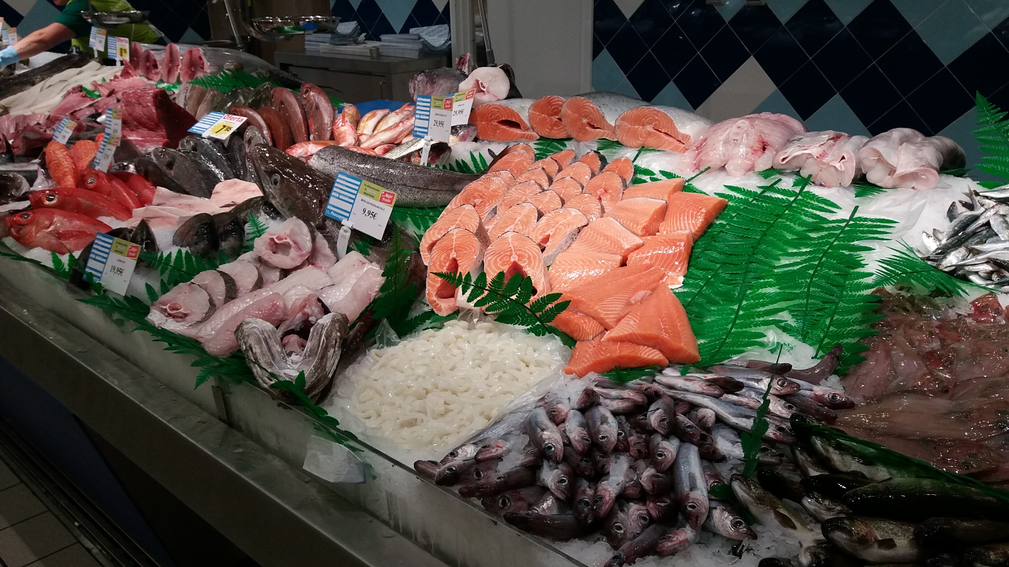 Expositor de pescadería en un supermercado