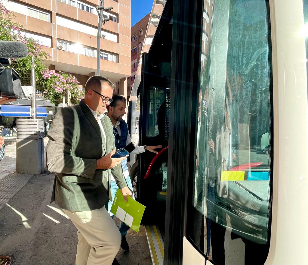 El concejal de Limusa, Juan Miguel Bayonas, se sube al autobús urbano de Lorca