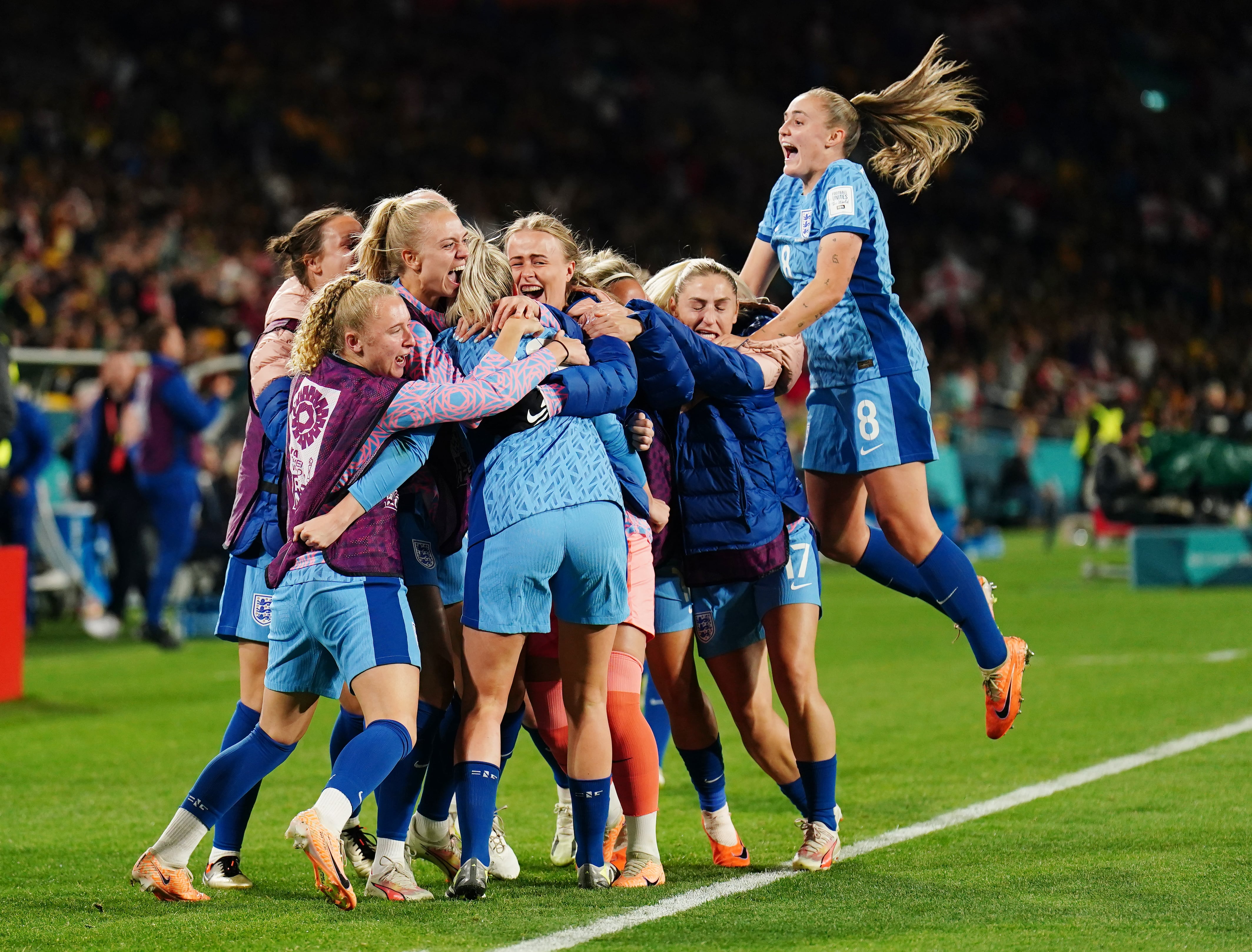 Las jugadoras de Inglaterra celebran el tercer gol.