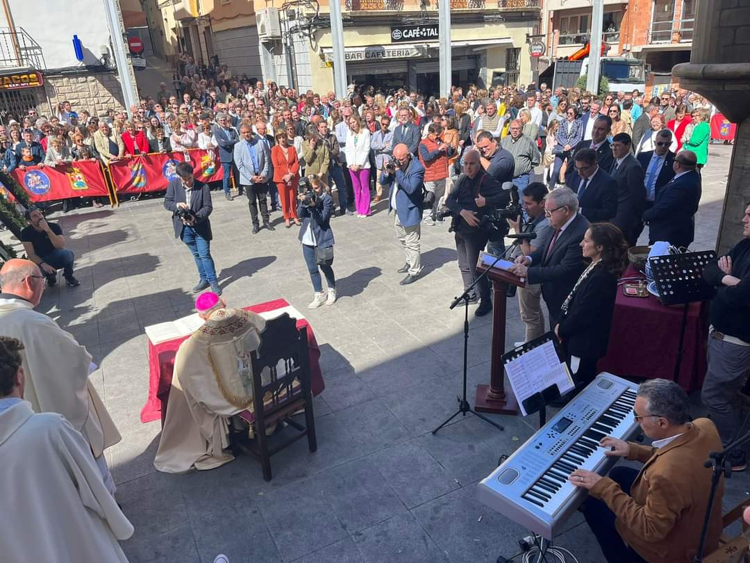 Momento del acto de bendición de las campanas