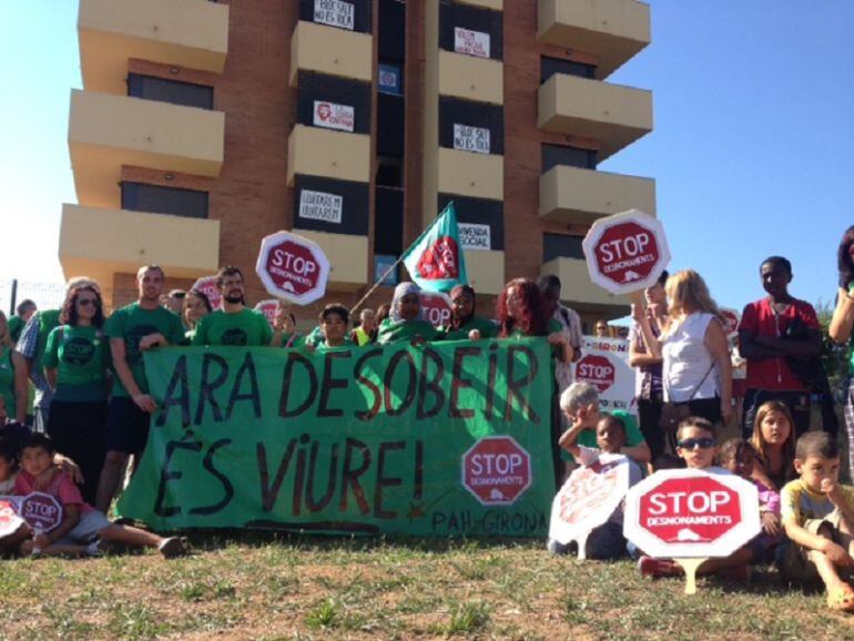 Ocupants retratats davant del bloc ocupat.