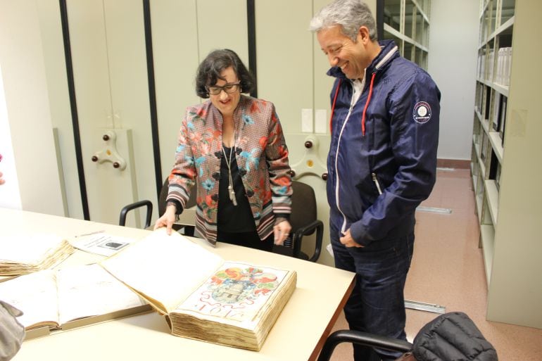 Sagrario Arrizabalaga, responsable del Archivo y Pedro Alegre, delegado de Sociedad de la Información y Participación Ciudadana.