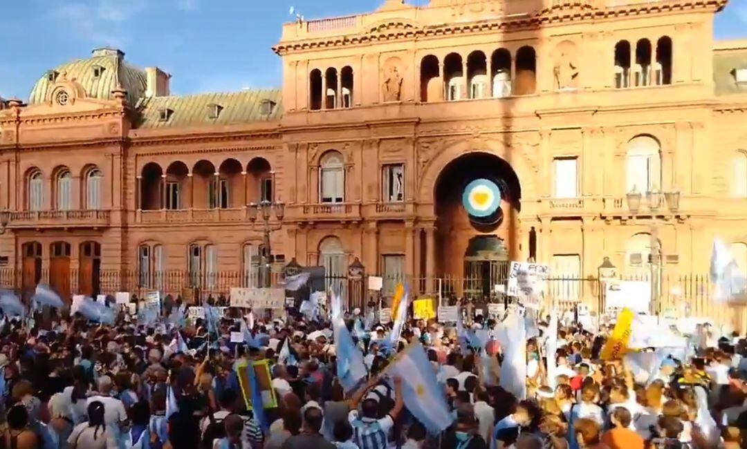 Las protestas por el escándalo de la vacunación en Argentina.