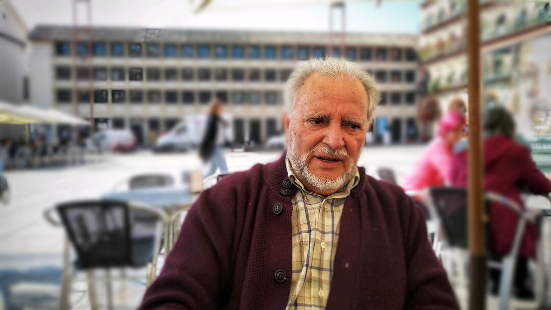 Julio Anguita en la Plaza de la Corredera de Córdoba durante una entrevista con Radio Córdoba