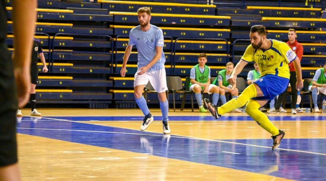 Victor Cachón dispara a la portería del Santiago Futsal ante Zequi