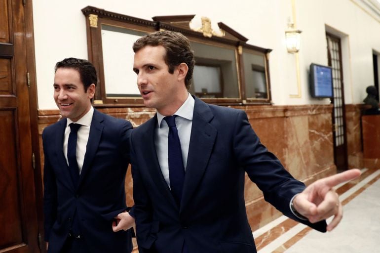 El presidente del PP, Pablo Casado, y el secretario general del PP, Teodoro García Egea, en los pasillos del Congreso.