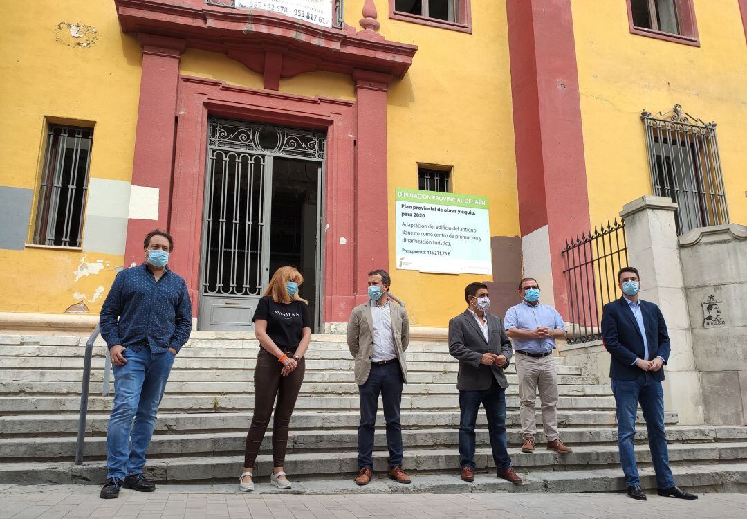 De izquierda a derecha, el concejal de Turismo de la capital, José Manuel Higueras; la segunda teniente de alcalde, María Cantos; el alcalde, Julio Millán; el presidente de la Diputación, Francisco Reyes, el diputado de Infraestructuras Municipales, José Castro y el diputado de Turismo, Francisco Javier Lozano.