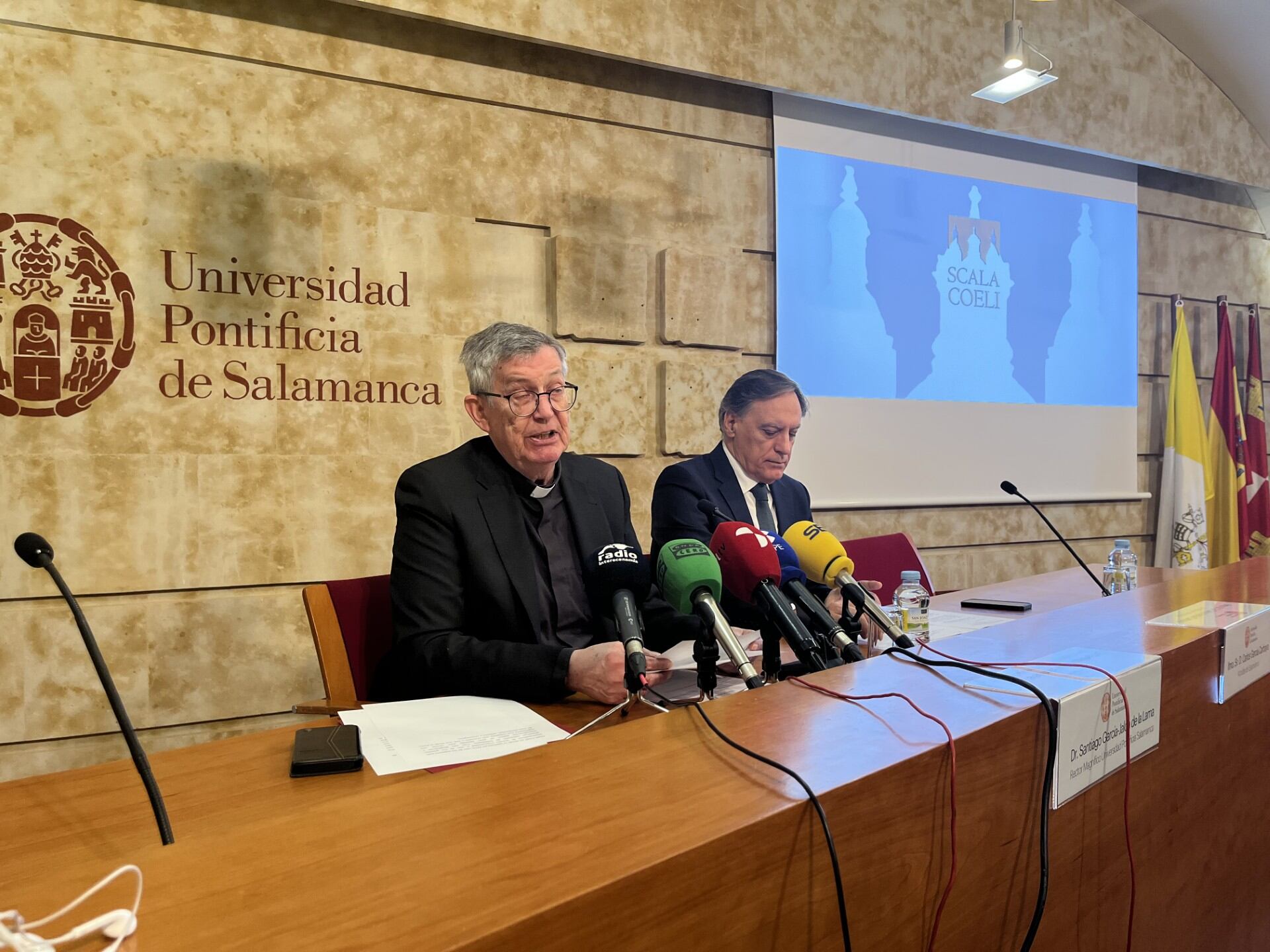 El rector de la Universidad Pontificia de Salamanca, Santiago García-Jalón; junto al alcalde de Salamanca Carlos García Carbayo