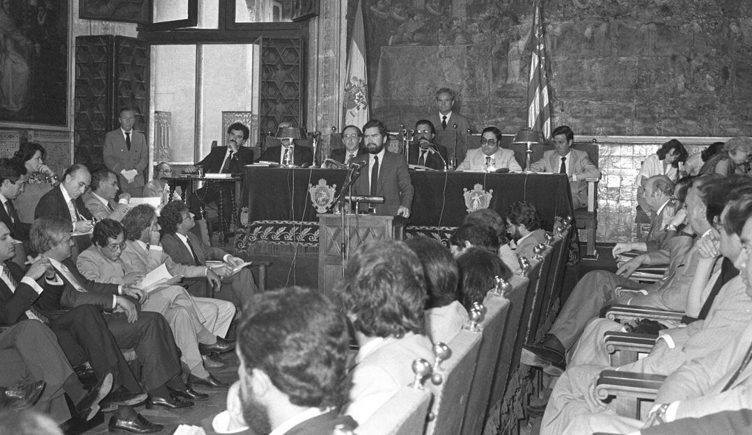 Foto de archivo de la toma de posesión de Joan Lerma como presidente de la Generalitat el 28-06-1983. Unos meses más tarde se aprobó la llei d&#039;ús i ensenyament del valencià