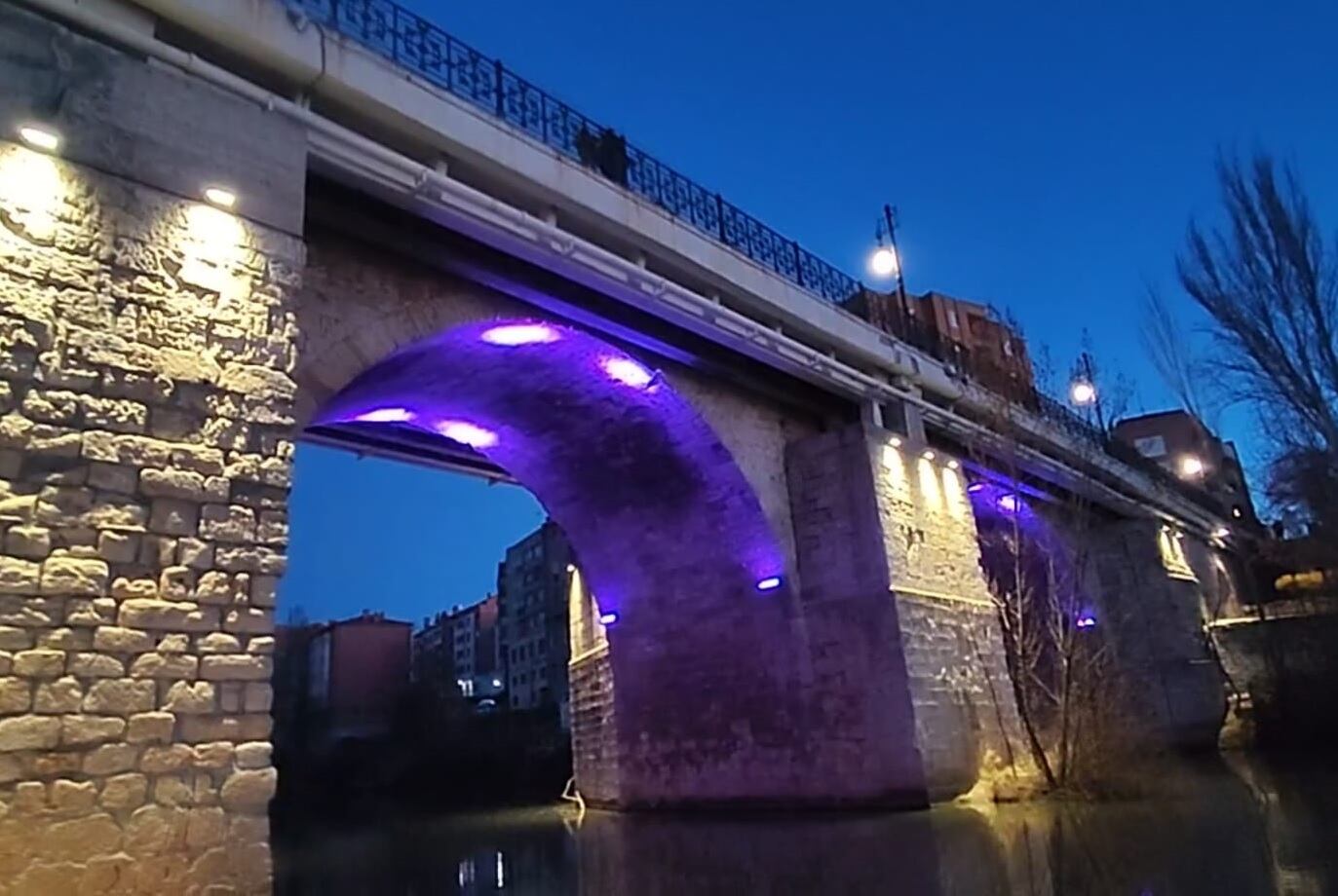 El Puente Duero ya luce con su nueva iluminación ornamental