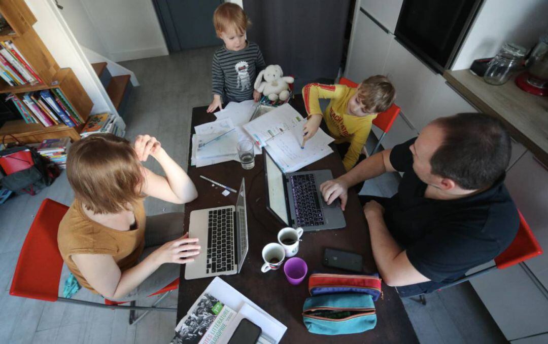 Imagen de archivo teletrabajo desde casa con niños