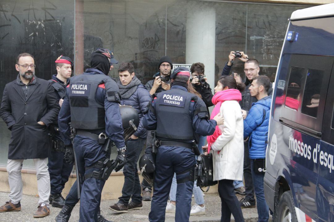 Pla mitjà d'alguns dels investigats per la Policia Nacional pel tall de l'AP-7 entrant a la comissaria de Girona 