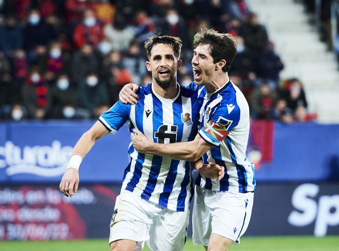 Januzaj y Aritz Elustondo celebran el 0-2 en El Sadar