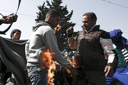 Un refugiado se quema a lo bonzo durante la protesta para exigir la apretura de la frontera entre Grecia y Macedonia.