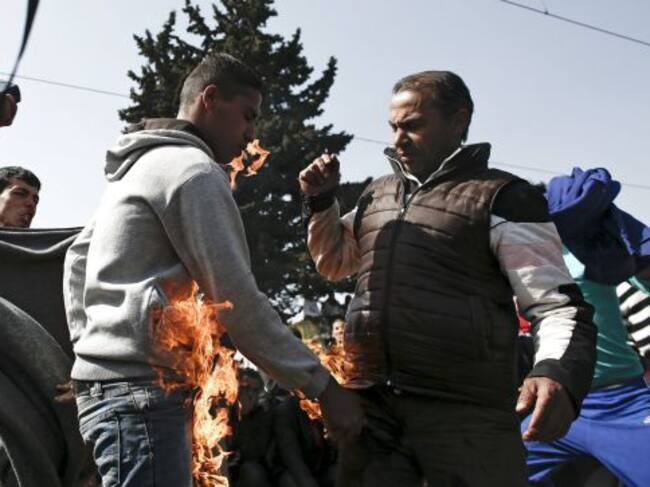 Un refugiado se quema a lo bonzo durante la protesta para exigir la apretura de la frontera entre Grecia y Macedonia.