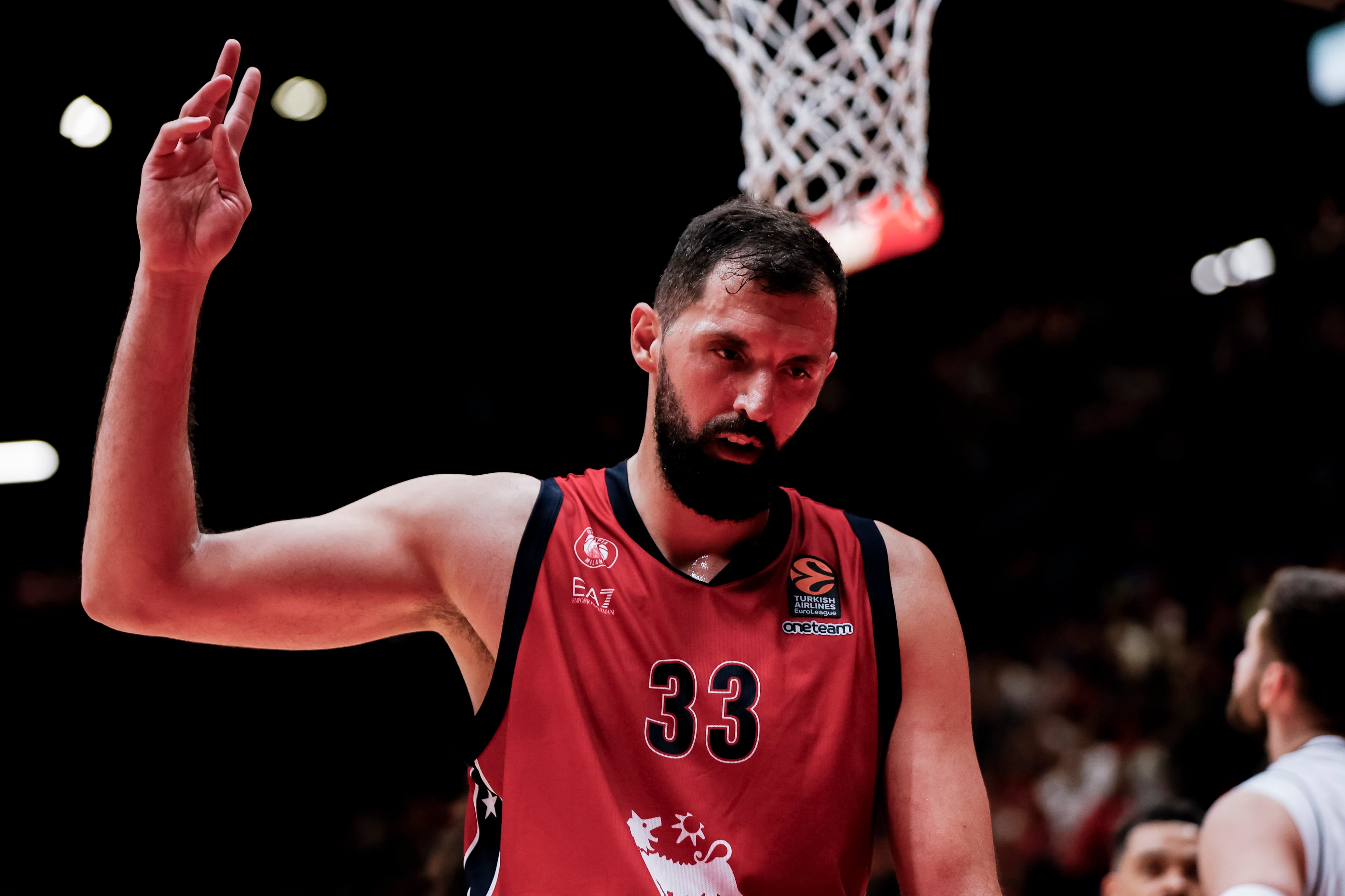 Nikola Mirotic, durante un partido con el EA7 Emporio Armani Milan