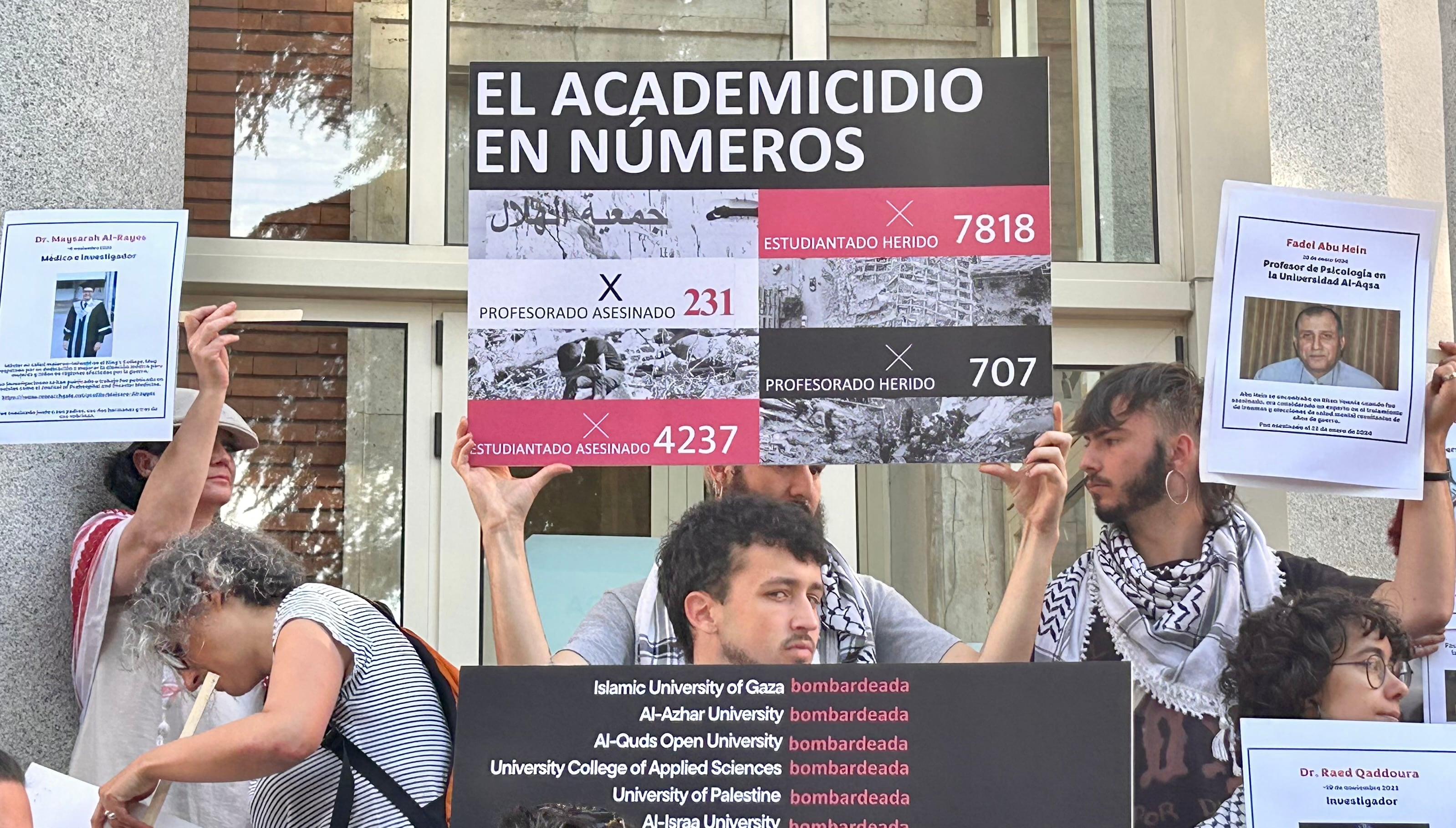 Detalle de un cartel sobre el &#039;academicidio&#039; durante la protesta del profesorado frente al edificio de Rectorado de la Universidad Complutense de Madrid 