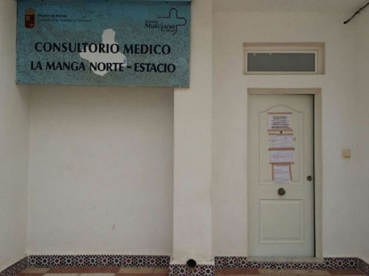 Para garantizar la asistencia sanitaria durante el verano se "está fidelizando a los médicos con contratos más estables"