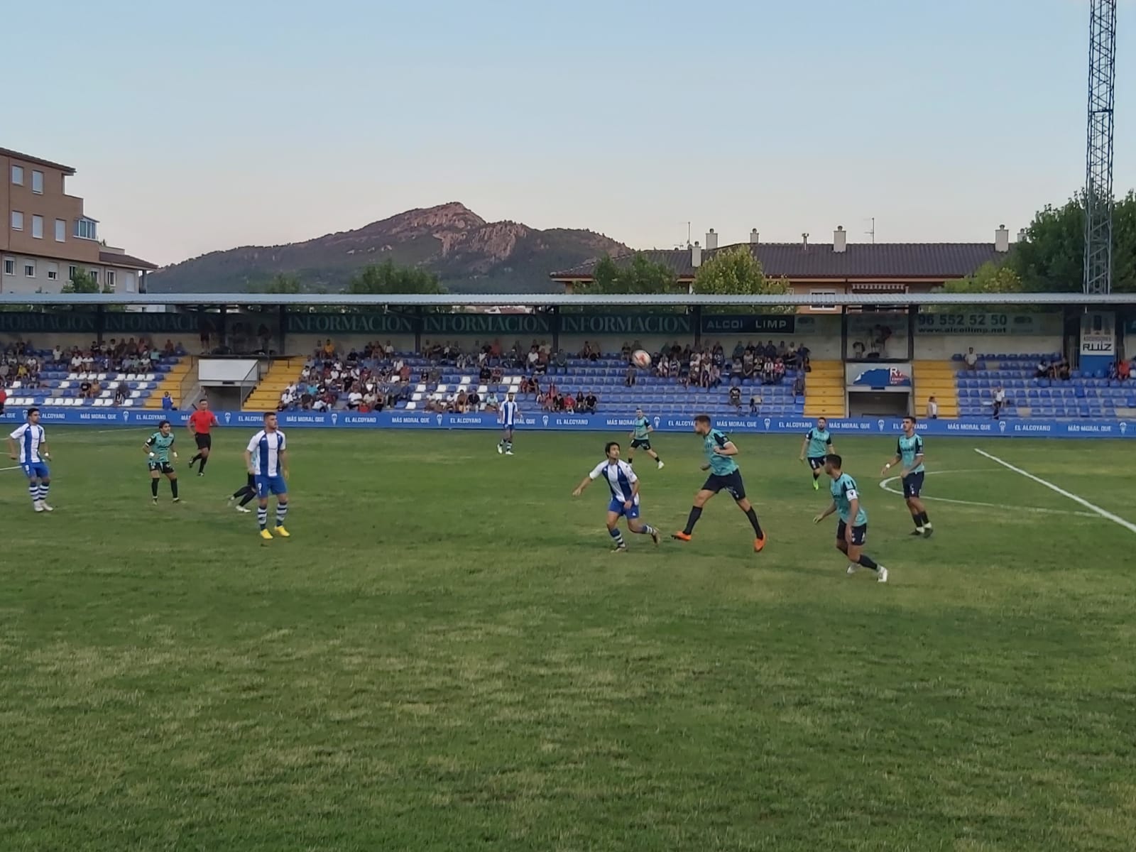 Instante del partido entre el CD Alcoyano y el Atlético Sanluqueño en el Campo Municipal de El Collao