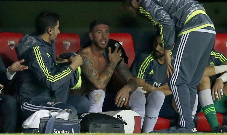 Ramos se duele del hombro izquierdo después de haber sido sustituido en el Pizjuán