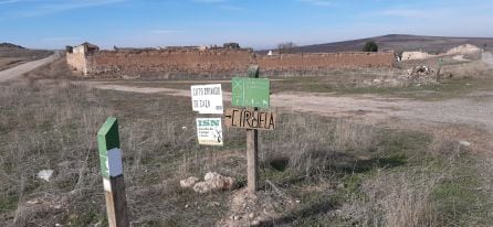 La aldea de Ciruela se encuentra dentro de un coto privado de caza