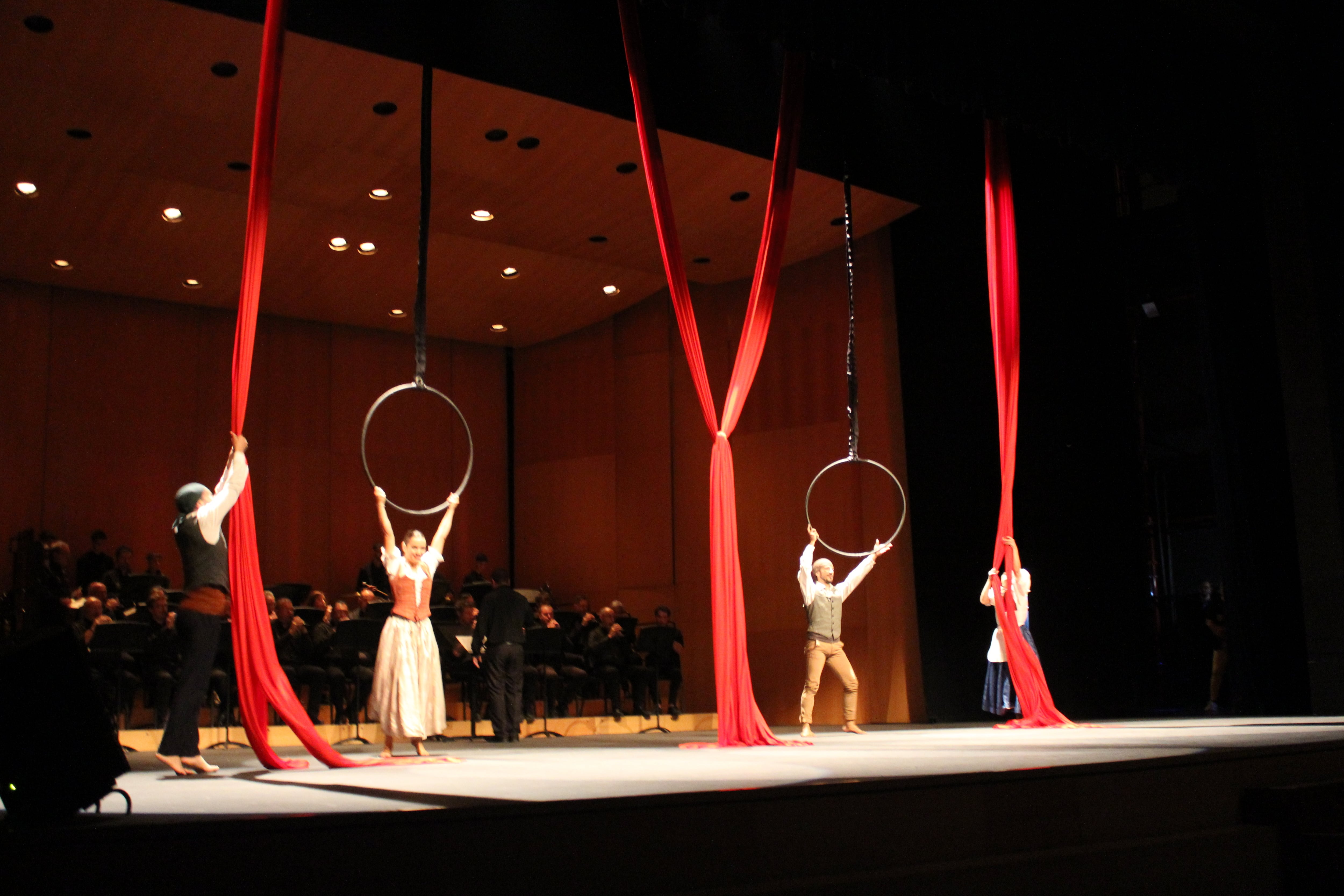 La companyia de Sara Bernabeu ha oferit un espectacle de dansa aèria, junt als grups de dolçainers i tabaleters d&#039;Alcoi La Degollà, Barxell, La Cordeta i Rebuig, per a tancar l&#039;acte del 9 d&#039;Octubre a Alcoi.