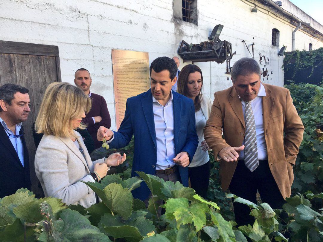 Juanma Moreno, candidado del PP a la Junta de Andalucía, durante una visita este martes a Chipiona