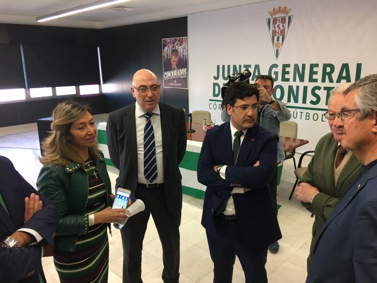 Jesús León, junto a consejeros del club