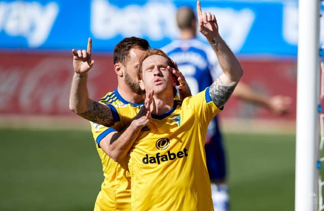 Álex Fernández celebra su último gol conseguido con la elástica amarilla.