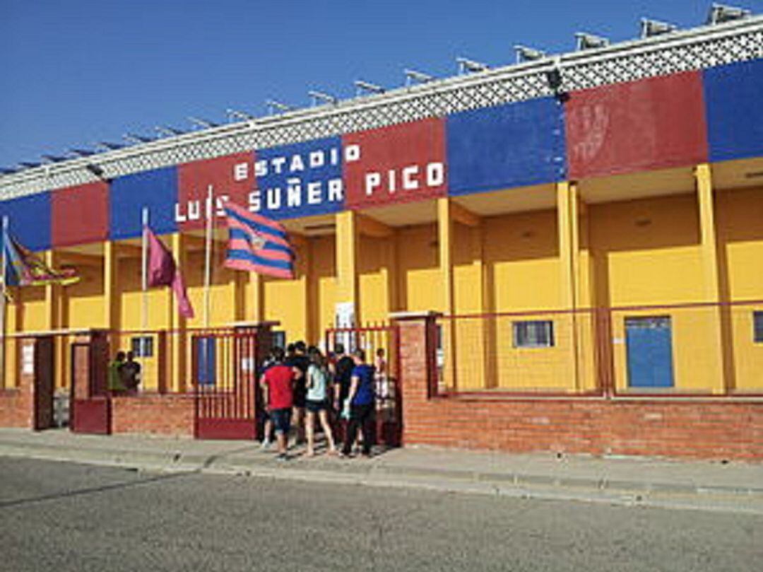 El estadio Luis Suñer Picó de Alzira se ha inundado tras la lluvia de la pasada madrugada