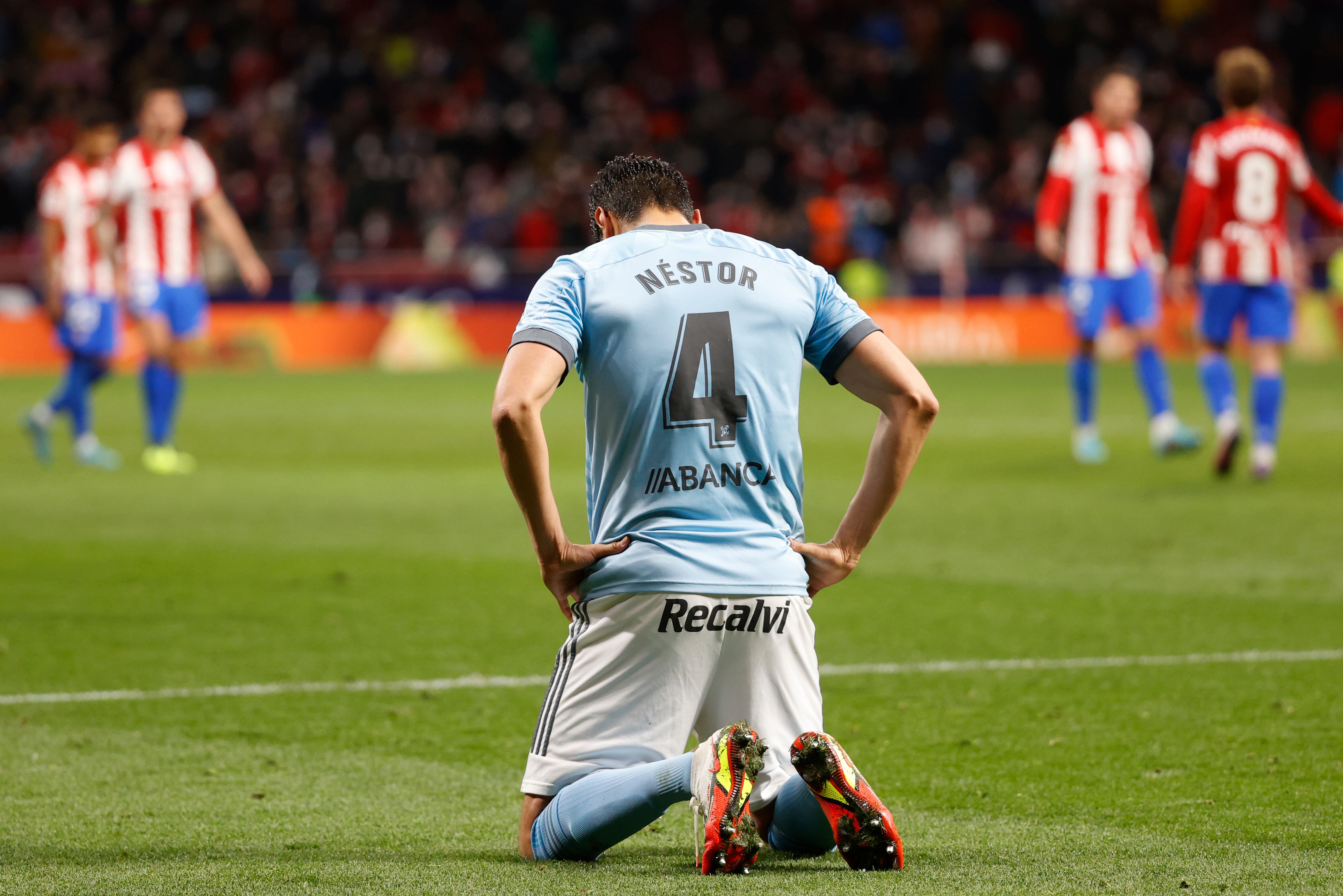 MADRID, 26/02/2022.- El defensa mexicano del Celta, Néstor Araujo, a la finalización del encuentro correspondiente a la jornada 26 de primera división que han disputado hoy sábado frente al Atlético de Madrid en el estadio Wanda Metropolitano, en Madrid. EFE / Mariscal.
