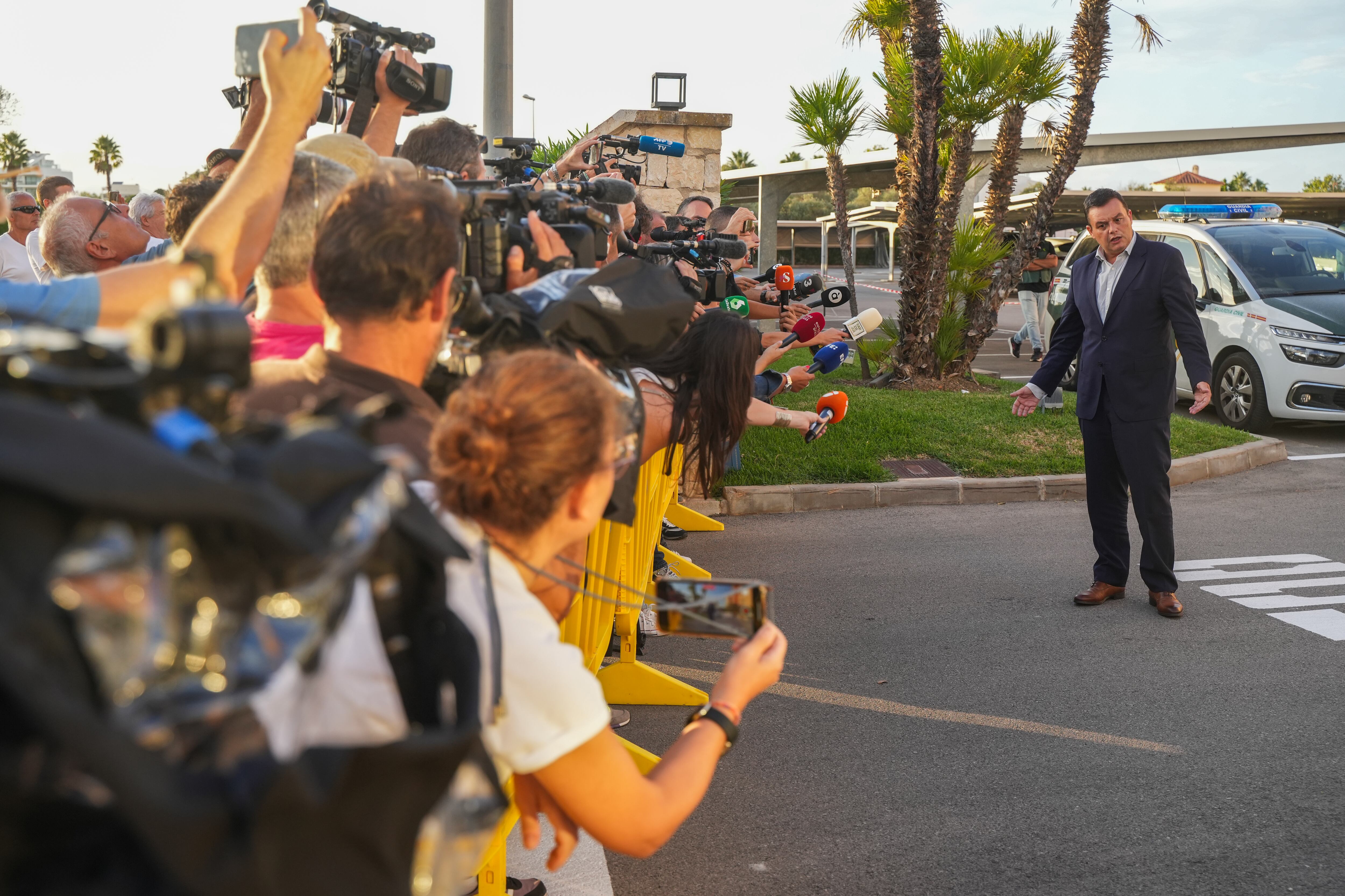 Víctor Francos, a su llegada al Nova Beach Hotel, antes de la reunión con las jugadoras.