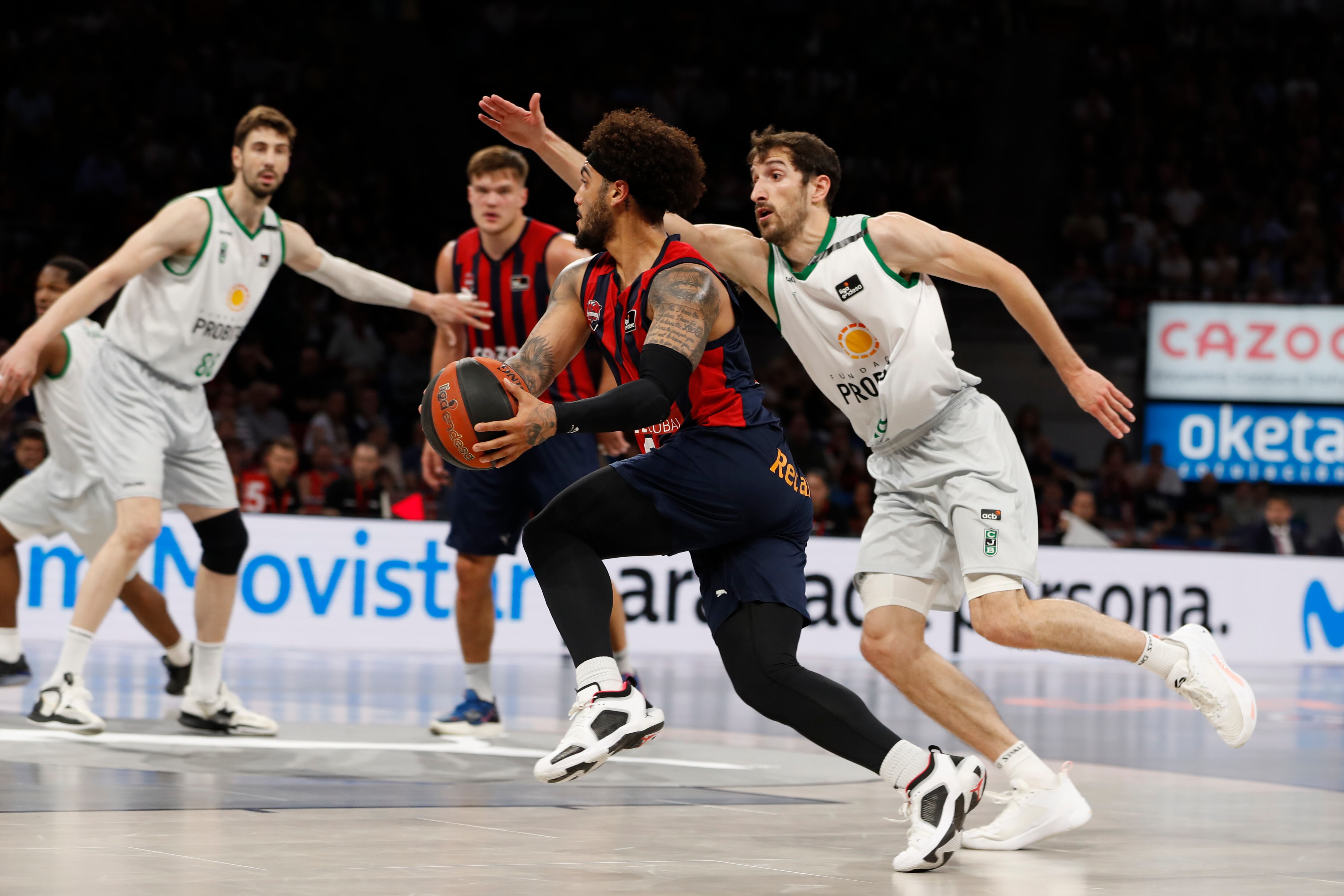 VITORIA, 27/05/2023.- El base del Baskonia Markus Howrad (2-d) trata de escapar de Guillem Vives (d), del Juventut, durante el primer partido de los cuartos de final de la Liga Endesa de baloncesto que Cazoo Baskonia y Joventut Badalona disputan este sábado en el Fernando Buesa Arena, en Vitoria. EFE/David Aguilar
