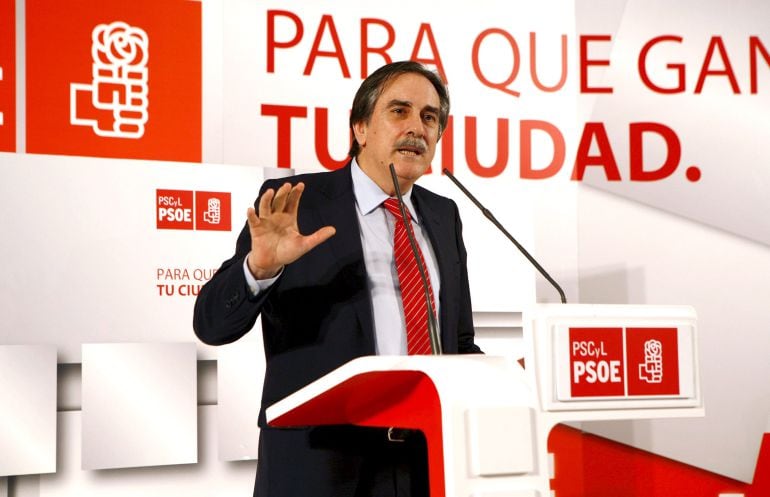 El exministro de Trabajo, Valeriano Gómez, durante un mitin del PSOE en Miranda de Ebro en mayo de 2011.