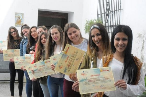 Alumnas de la Conferencia San Vicente de Paúl con sus diplomas