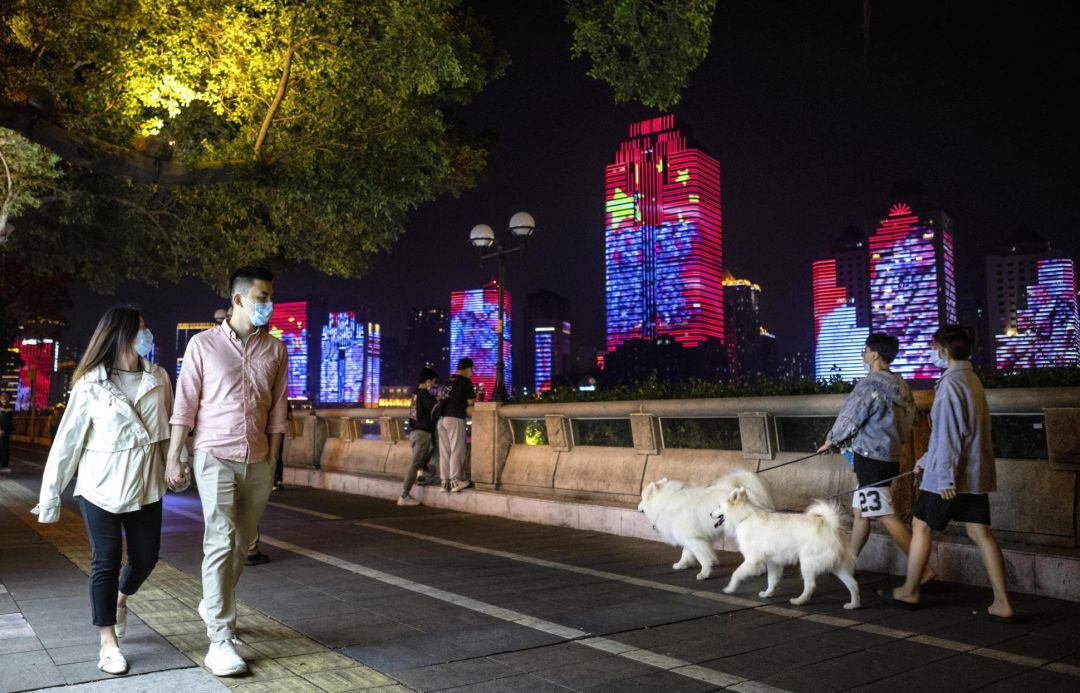 Gente pasea por la ciudad de Guangzhou (China) tras recuperar la normalidad.