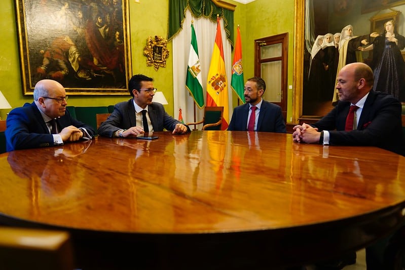 Reunión del alcalde de Granada y el concejal de Ciencia, Paco Cuenca y Paco Herrera, con directivos de la empresa Ghenova