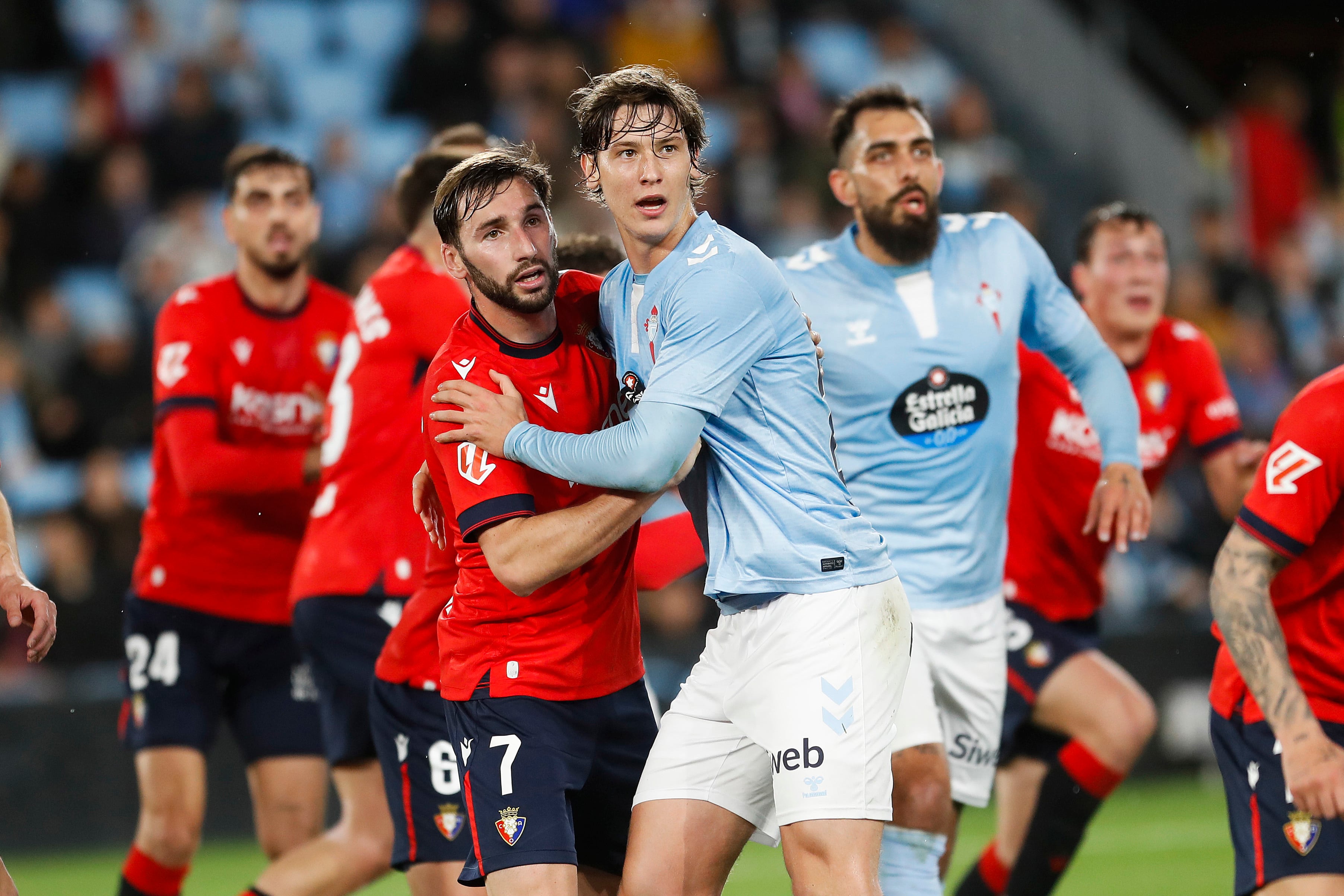 El delantero sueco del Celta, Williot Swedberg y el centrocampista de Osasuna, Jon Moncayola, durante el encuentro correspondiente a la jornada 25 de La liga en el estadio de Balaidos, en Vigo