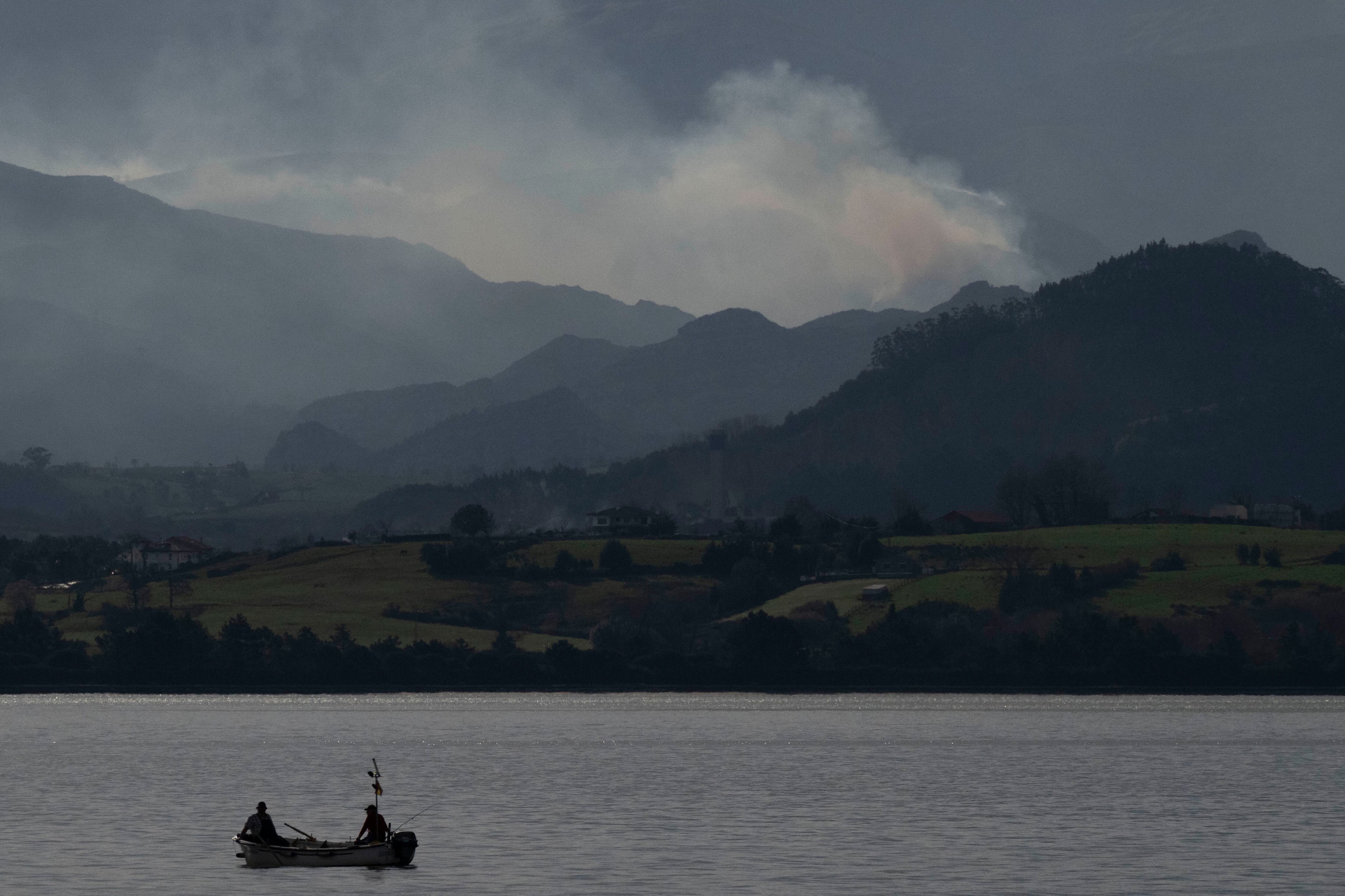 SANTANDER, 24/02/2026.-Vista de un incendio forestal en la montaña cántabra, este martes desde Santander.- EFE/ Pedro Puente Hoyos.