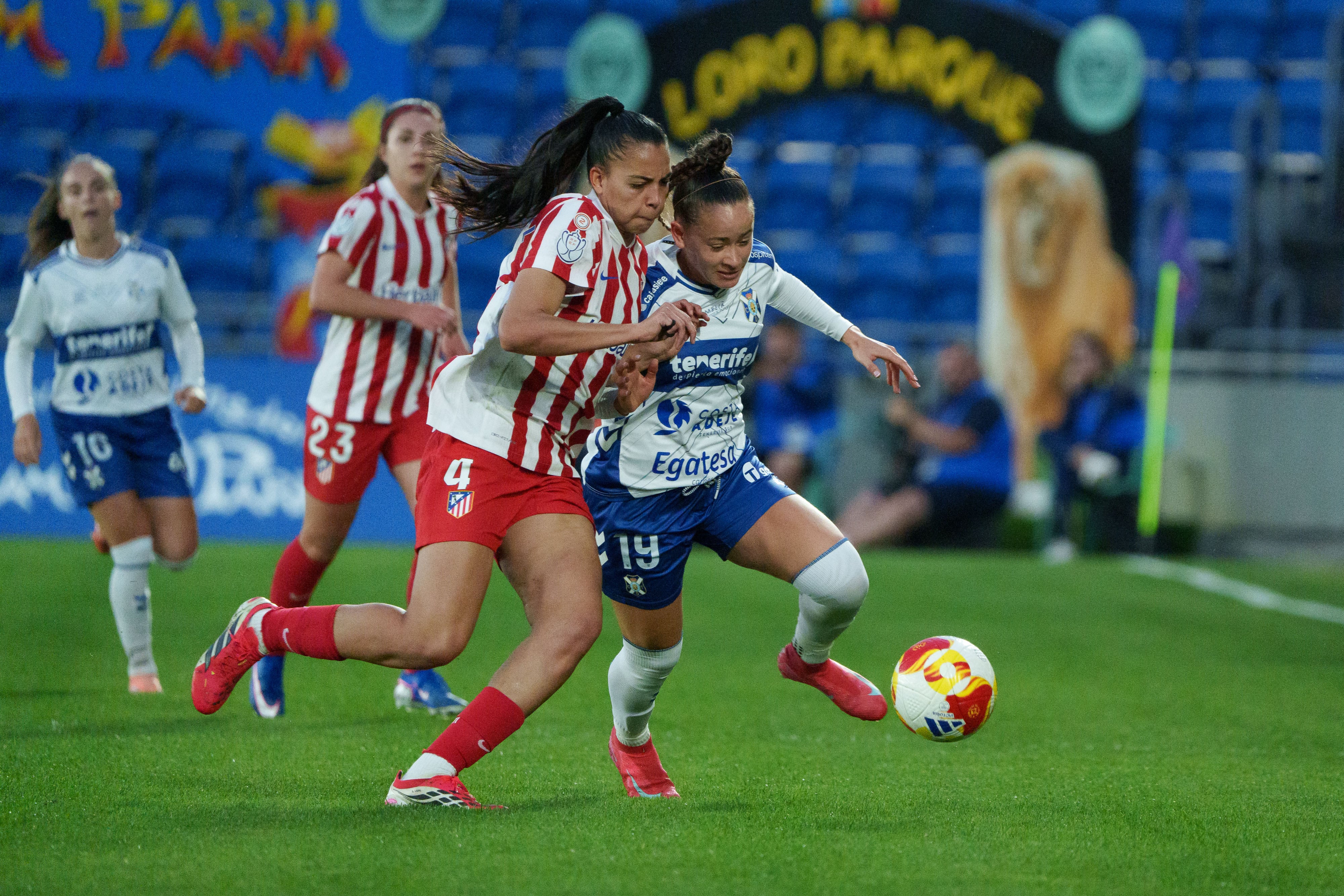 SANTA CURZ DE TENERIFE, 17/03/2026.- La defensa del Atlético de Madrid, Lauren Leal (i), disputa el balón ante la delantera del Costa Adeje Tenerife, Iratxe Pérez, durante el partido de vuelta de las semifinales de la Copa de la Reina que se disputa este martes en el Estadio Heliodoro Rodríguez López de Santa Cruz de Tenerife. EFE/Ramón de la Rocha.